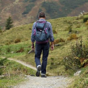 Ein Wanderer der Komoot nutzen könnte